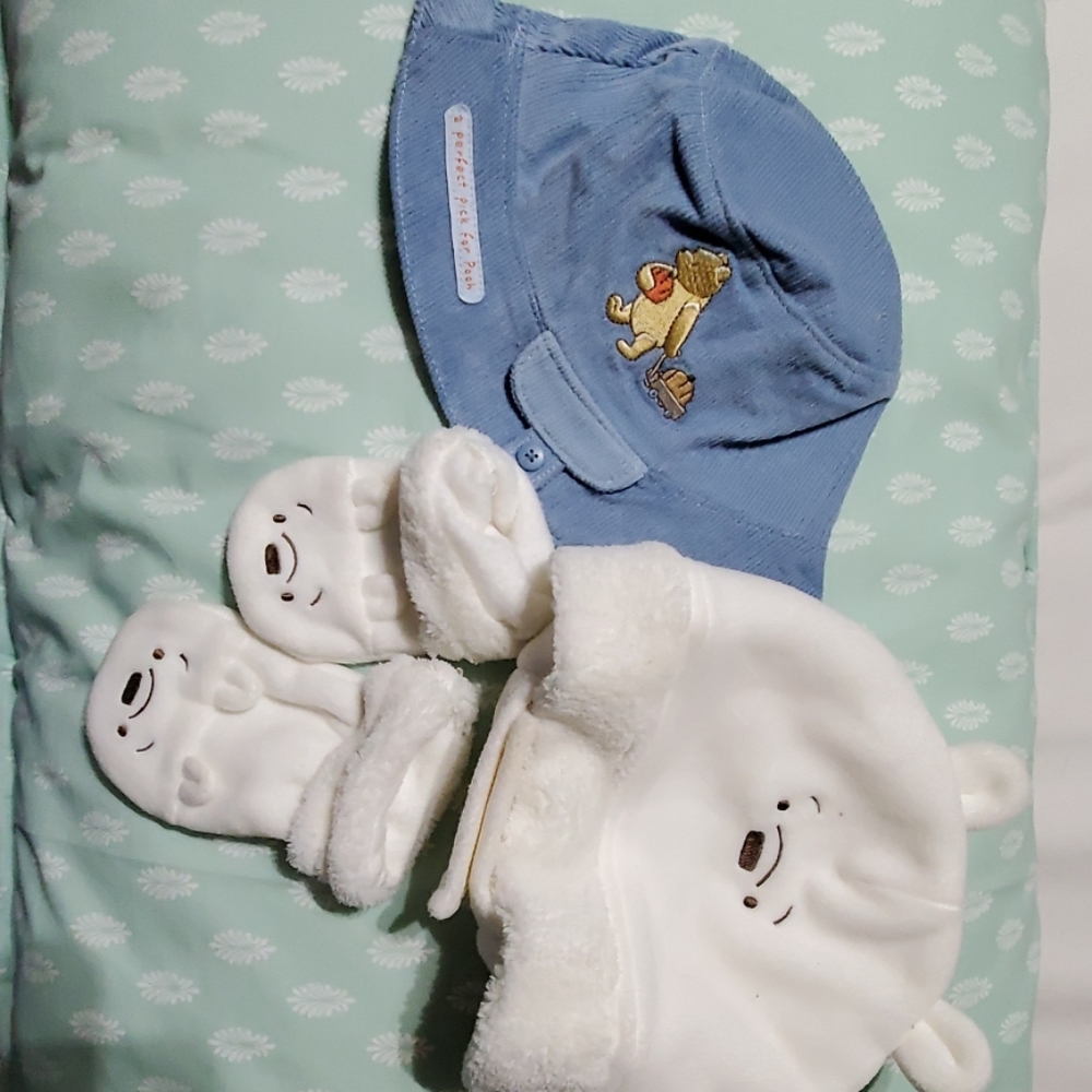 Classic Pooh bucket hat, fleece hat, hand covers